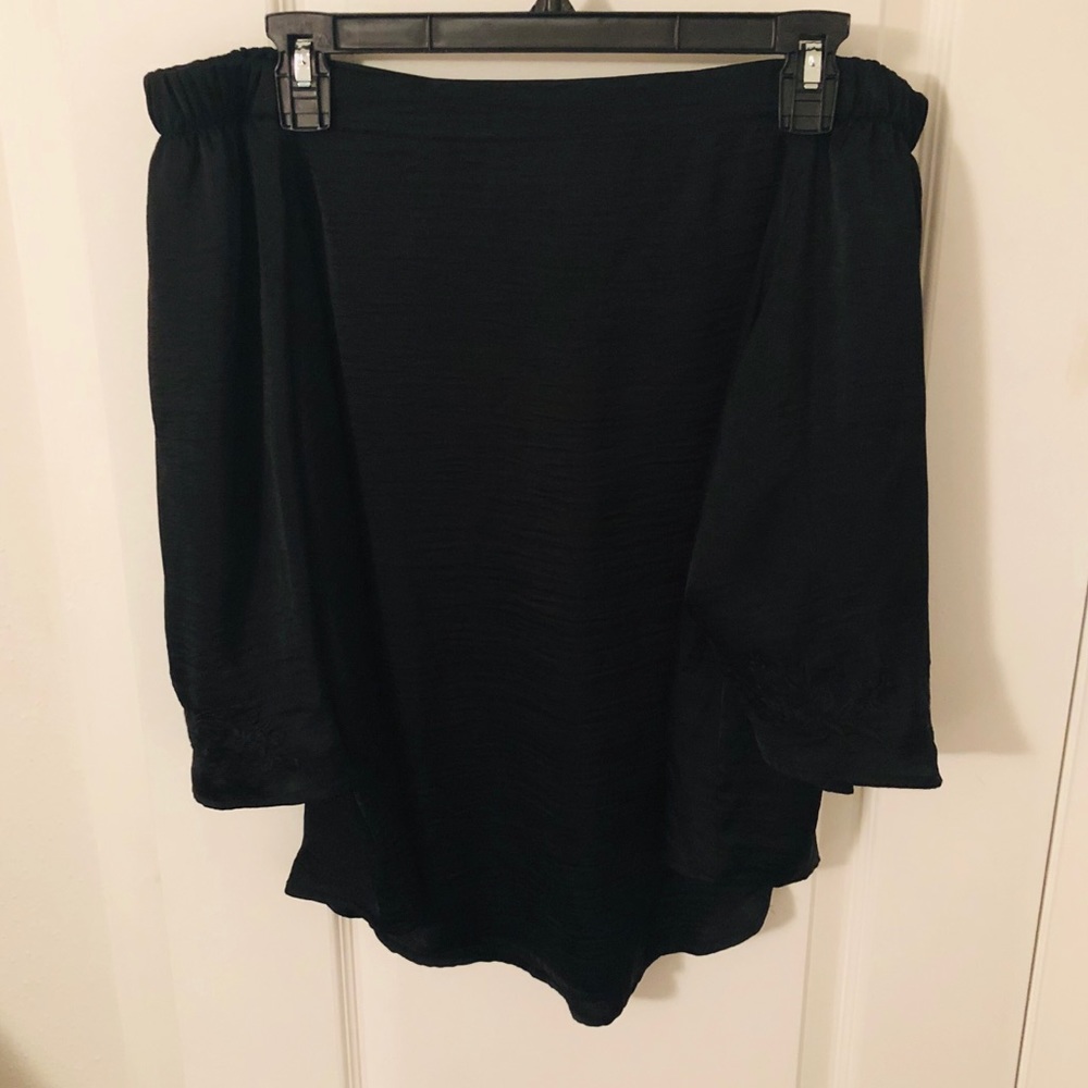 Jennifer Lopez off the shoulder loose black top